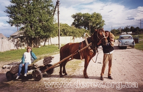 Фото з архіву Олени Крушинської. Біля церкви у с. Новий Білоус, 2000 р.